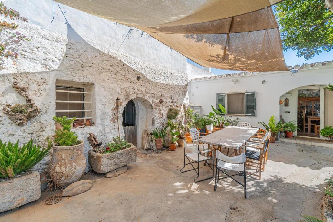 Patio con arco de piedra centenaria